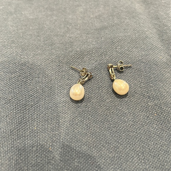 COPY - Pearl Earrings - Picture 3 of 5